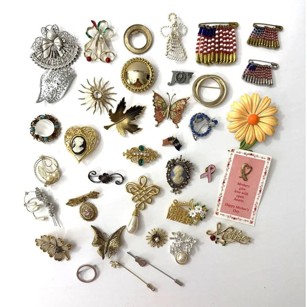 Vintage 42pc Costume Jewelry Lot Brooches Pins Rhinestone Gold & Silver Tone